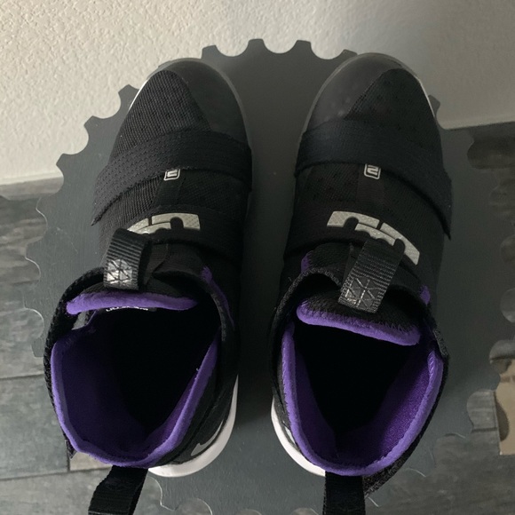 $78🔥Nike LeBron high tops size 6.5Y or 39 - Picture 4 of 7